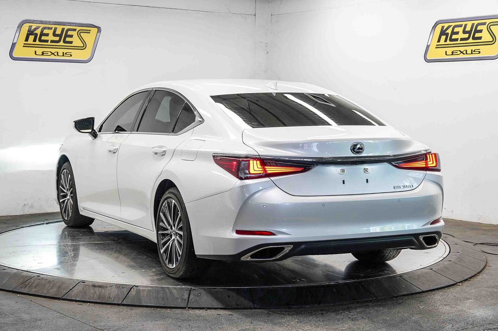 Thumbnail: 2023 Lexus ES - 2
