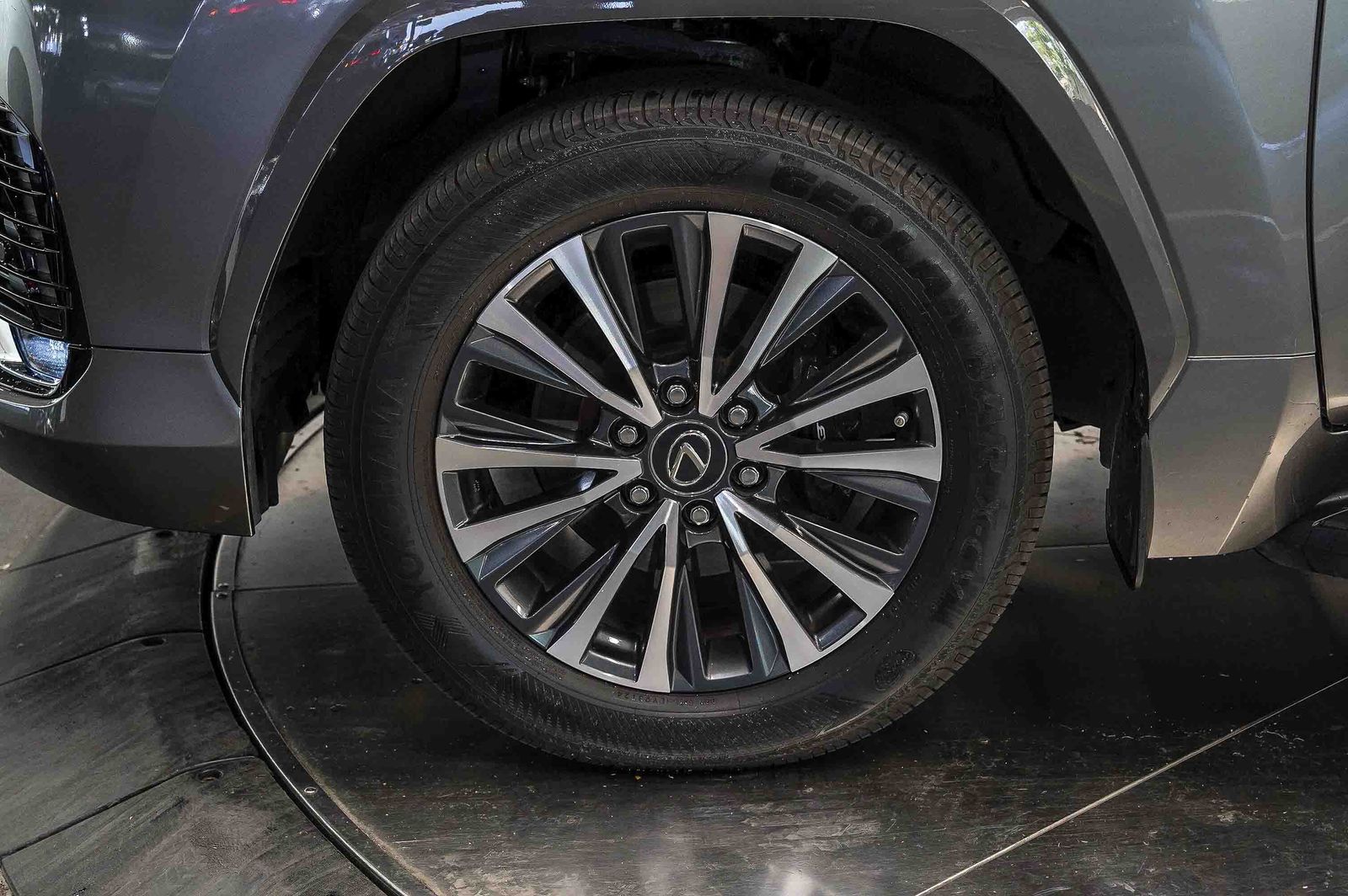 Thumbnail: 2024 Lexus ES - 8