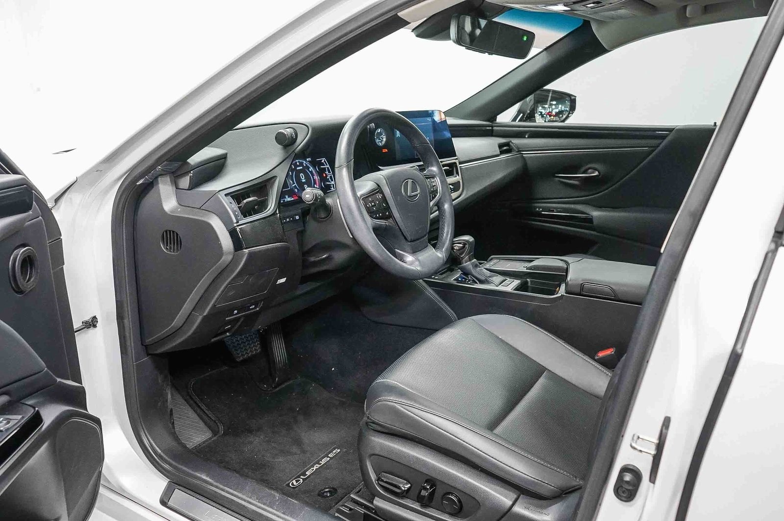 Thumbnail: 2022 Lexus ES - 18