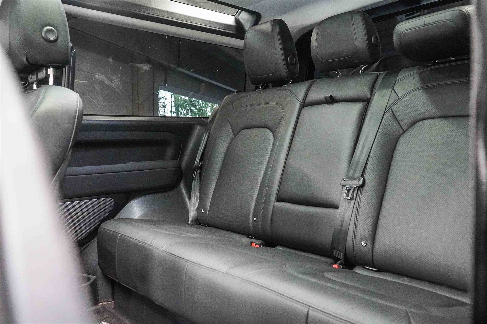 Thumbnail: 2023 Land Rover Defender - 18