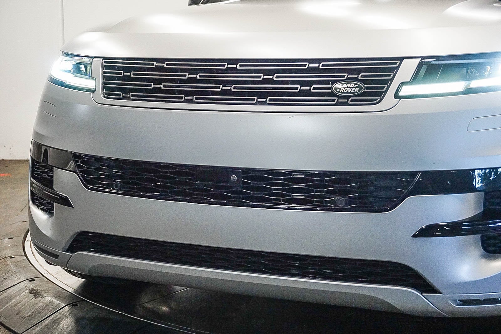 Thumbnail: 2025 Land Rover Range Rover Sport - 8