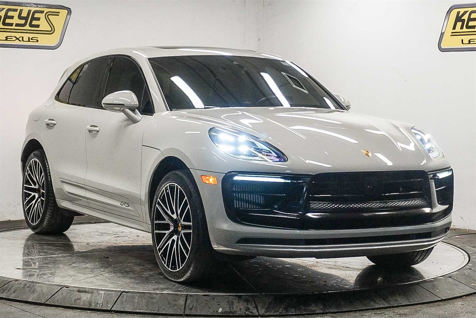 Thumbnail: 2023 Porsche Macan - 5