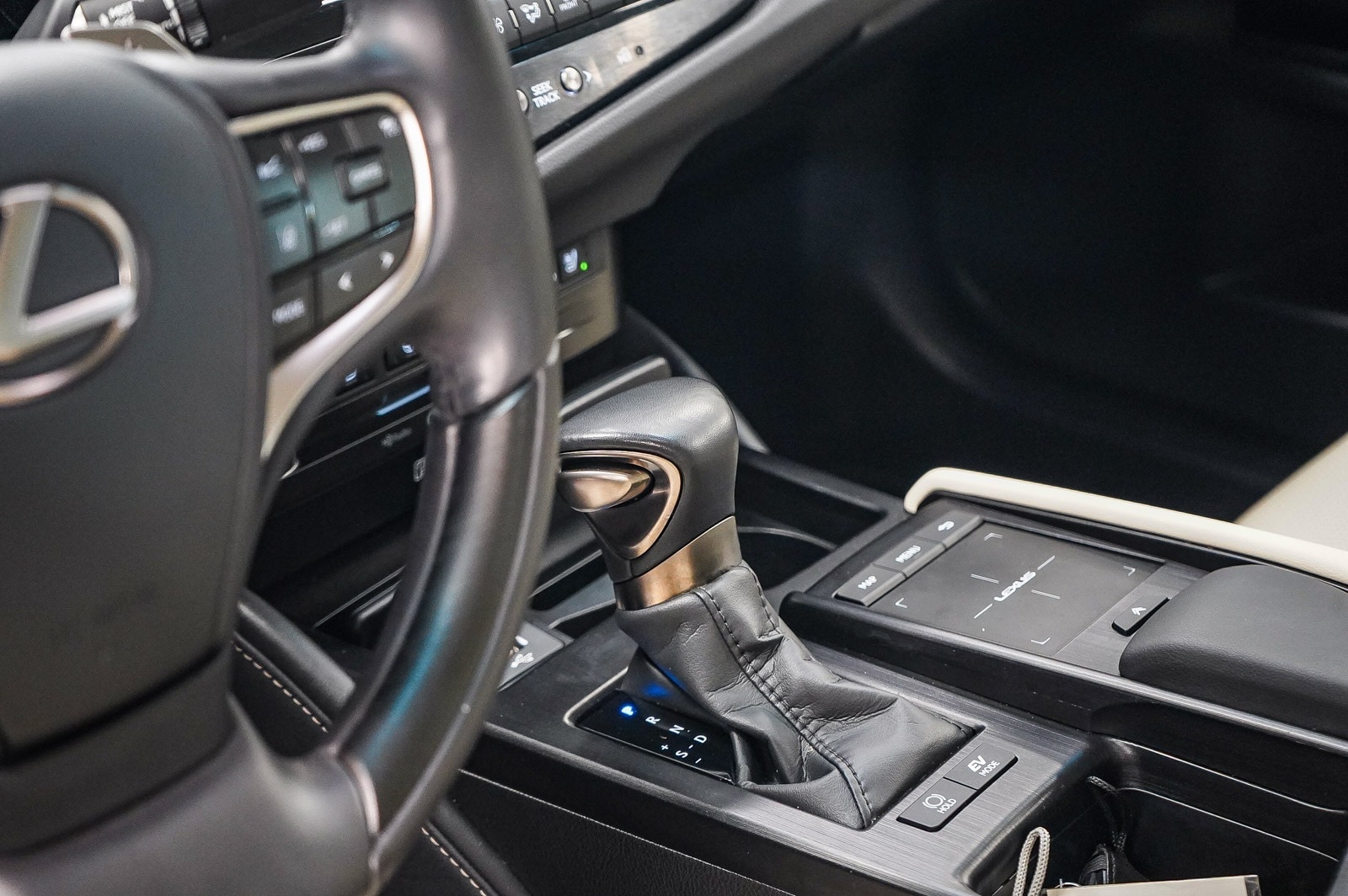 Thumbnail: 2022 Lexus ES - 24