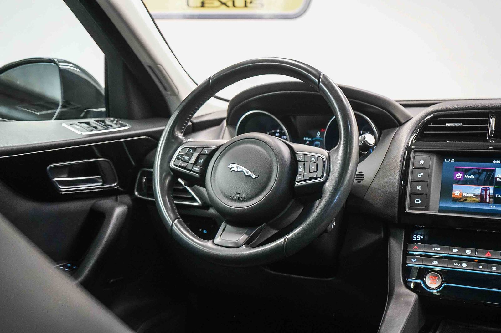 Thumbnail: 2017 Jaguar F-Pace - 15