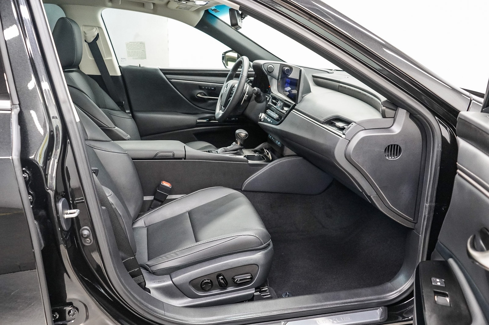 Thumbnail: 2025 Lexus ES - 17