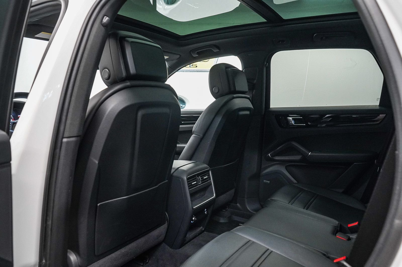 Thumbnail: 2022 Porsche Cayenne - 19