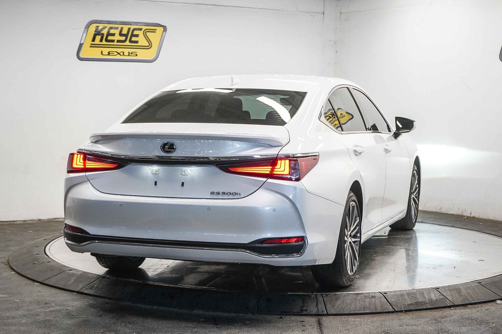 Thumbnail: 2025 Lexus ES - 4