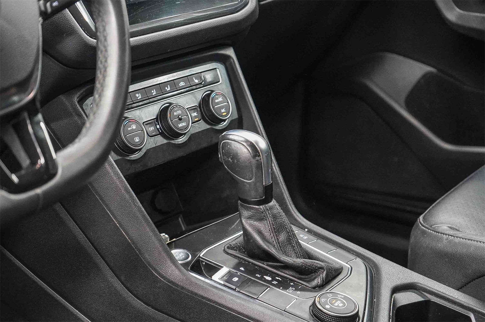 Thumbnail: 2020 Volkswagen Tiguan - 23