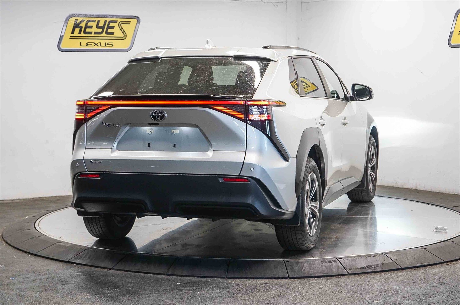 2024 Toyota bZ4X XLE photo 2