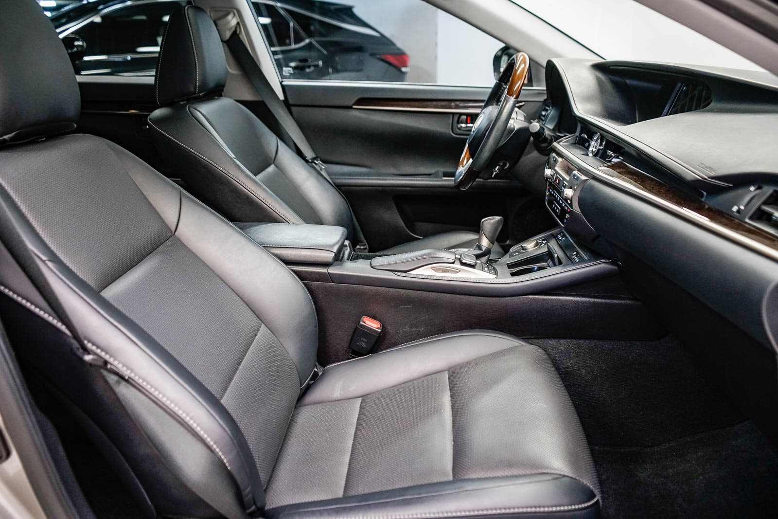 Thumbnail: 2018 Lexus ES - 16