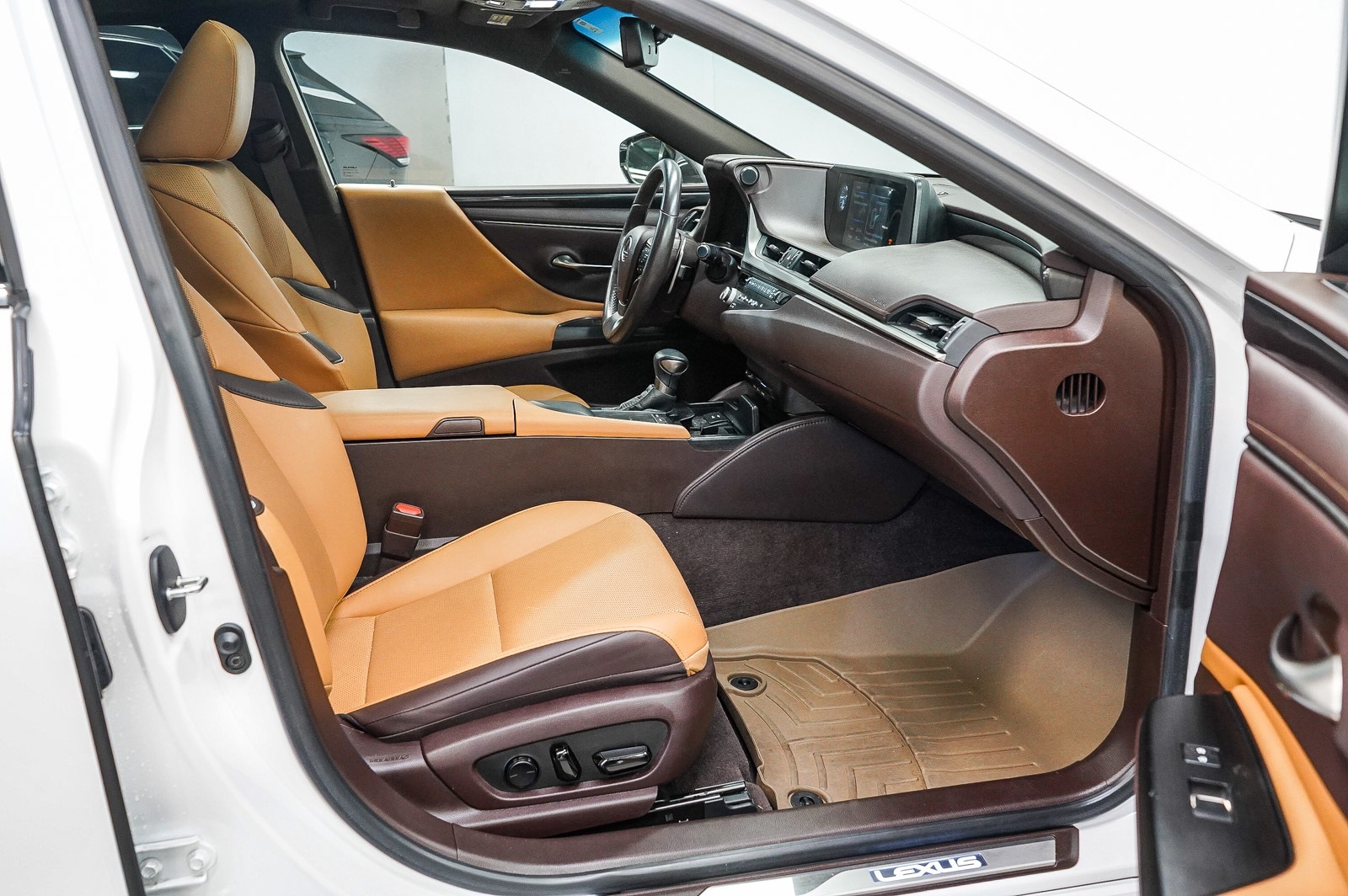 Thumbnail: 2021 Lexus ES - 17