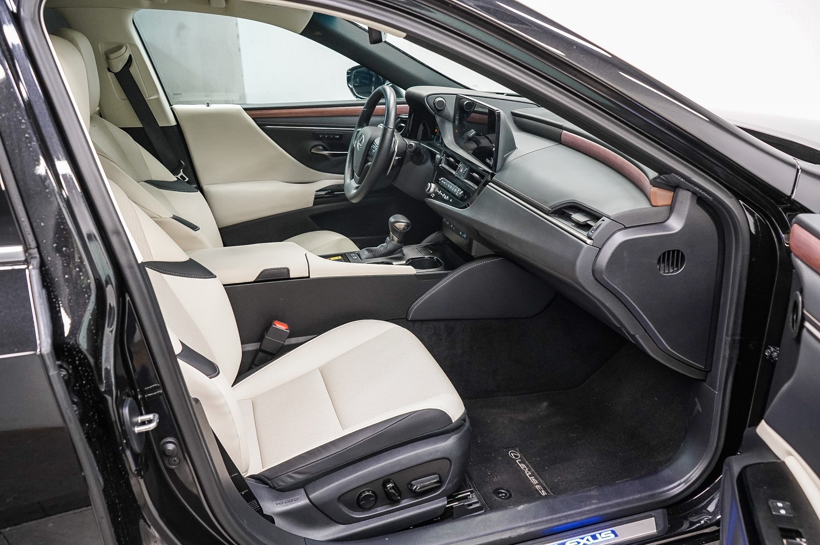 Thumbnail: 2025 Lexus ES - 17