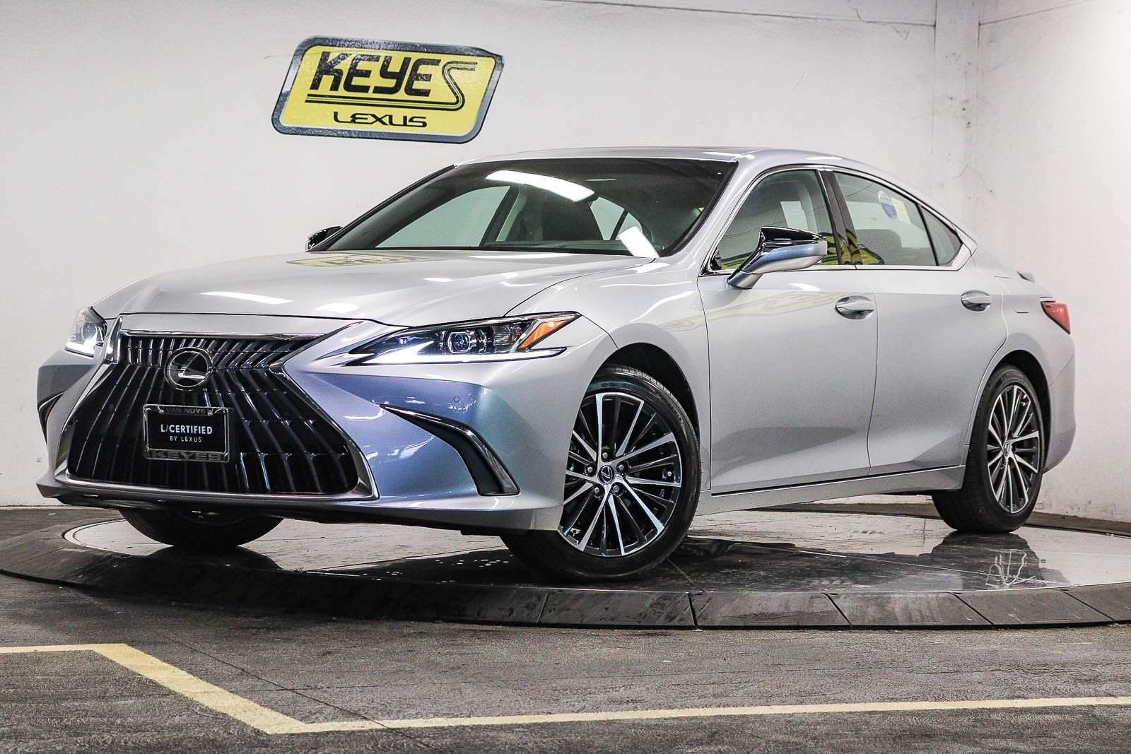 2025 Lexus ES 300h 300h's photo