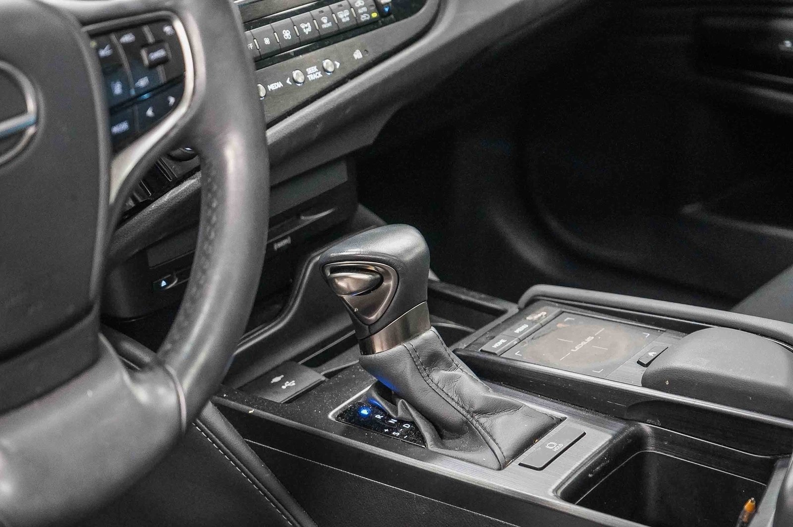 Thumbnail: 2022 Lexus ES - 24