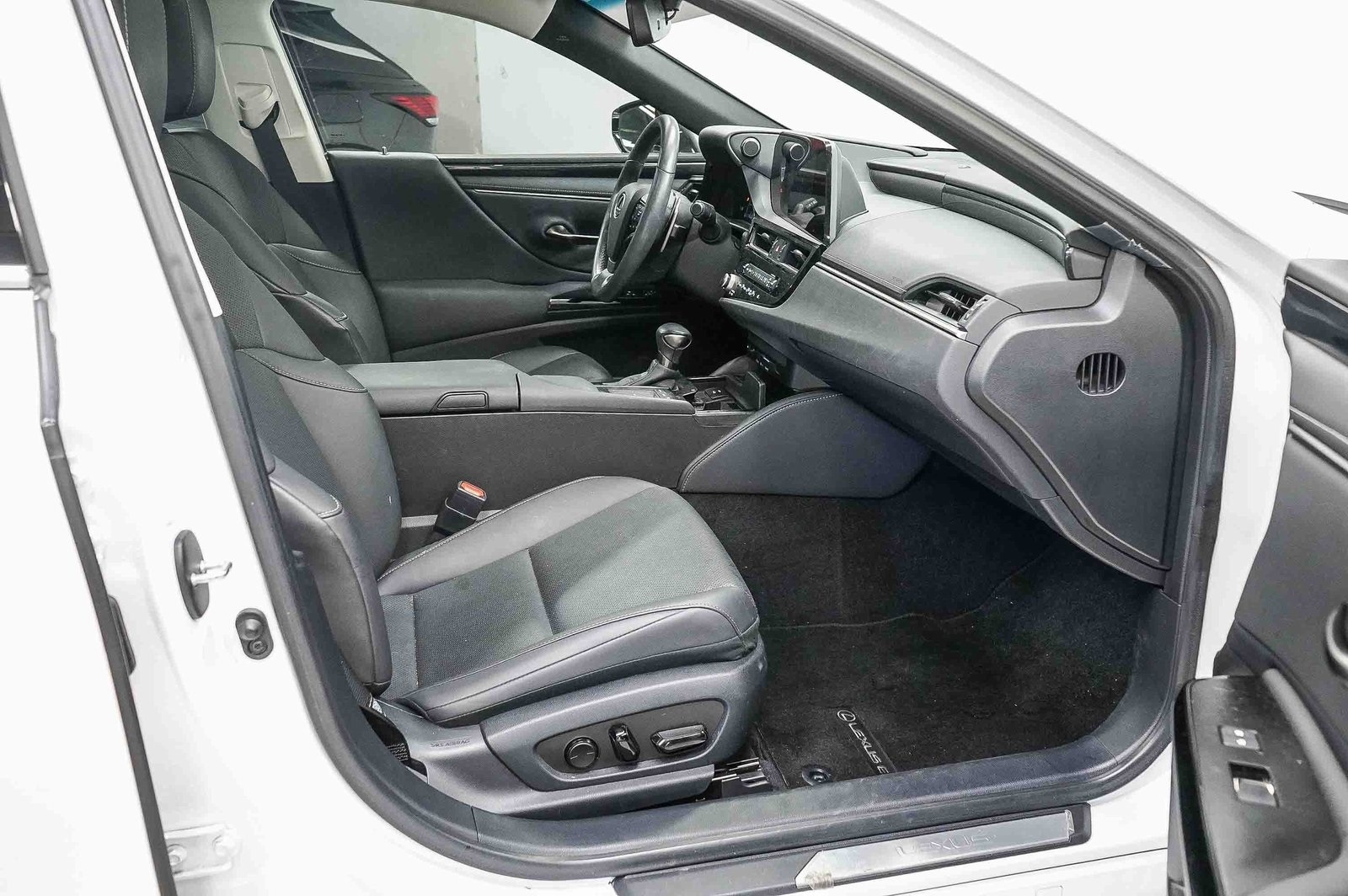 Thumbnail: 2022 Lexus ES - 17