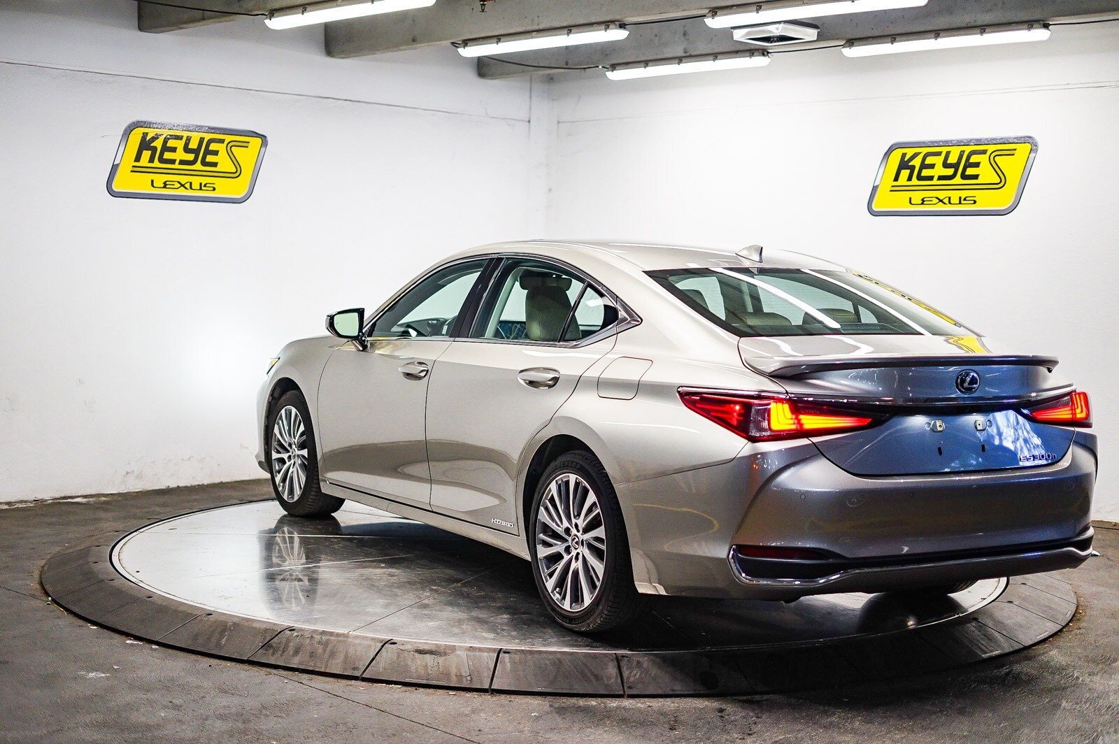 Thumbnail: 2020 Lexus ES - 2