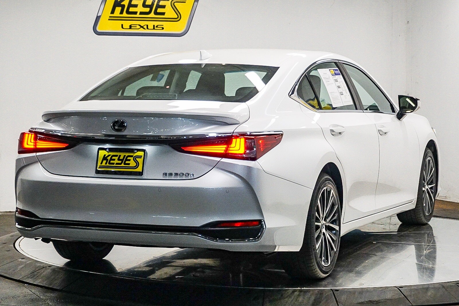 2025 Lexus ES 300h Premium photo 4