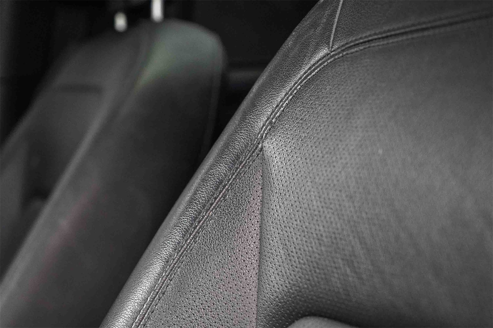 Thumbnail: 2023 Land Rover Defender - 19