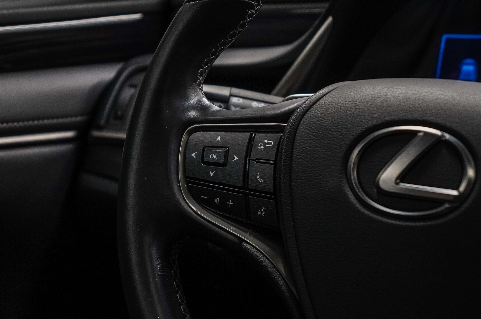Thumbnail: 2021 Lexus ES - 16