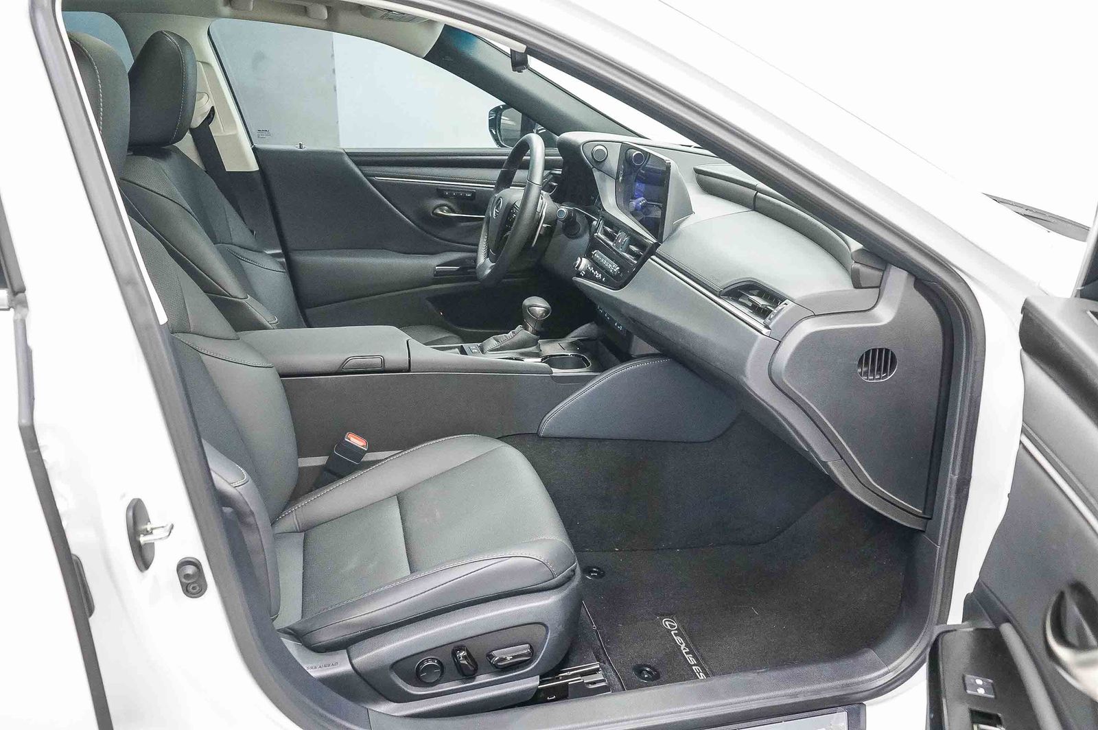 Thumbnail: 2025 Lexus ES - 17