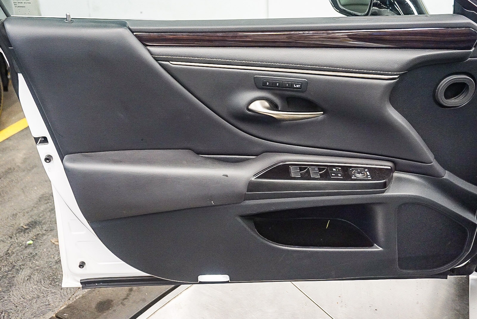 Thumbnail: 2020 Lexus ES - 22