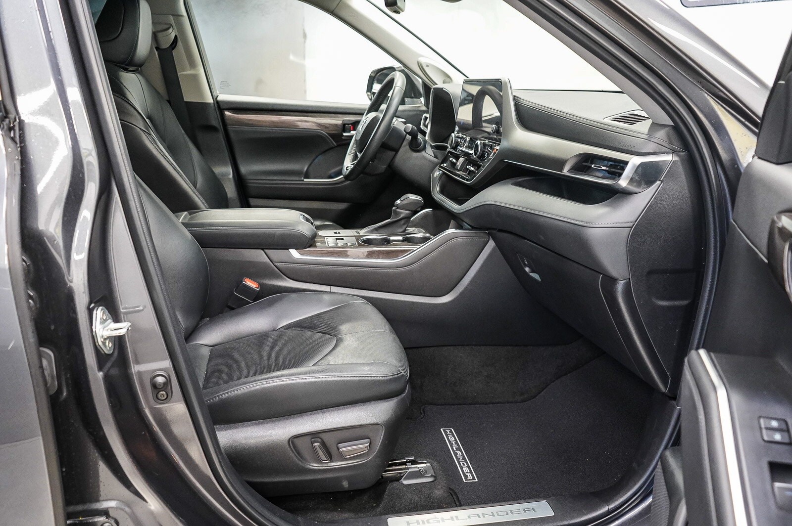Thumbnail: 2023 Toyota Highlander - 17