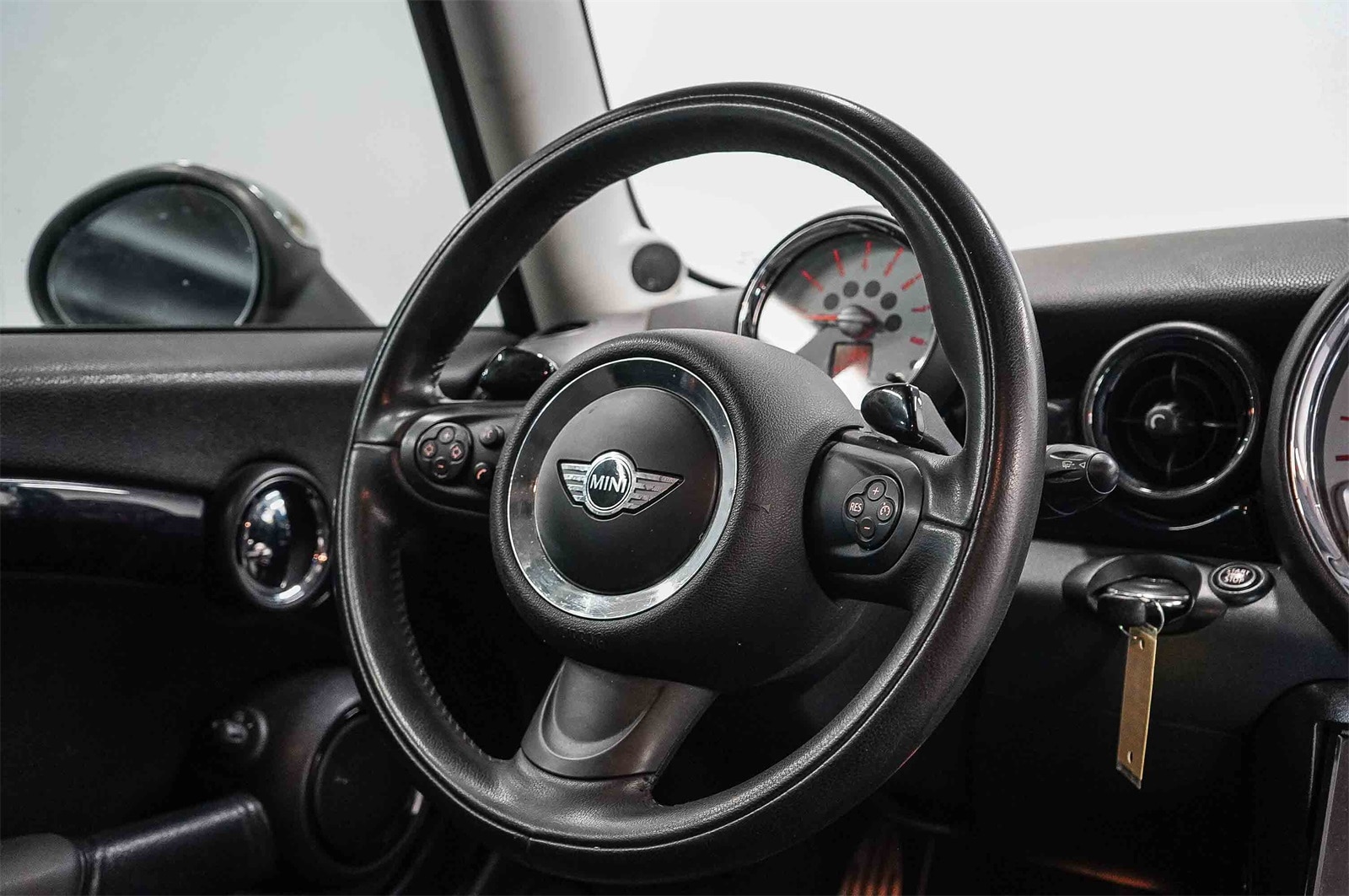 Thumbnail: 2009 MINI Cooper Hardtop - 15
