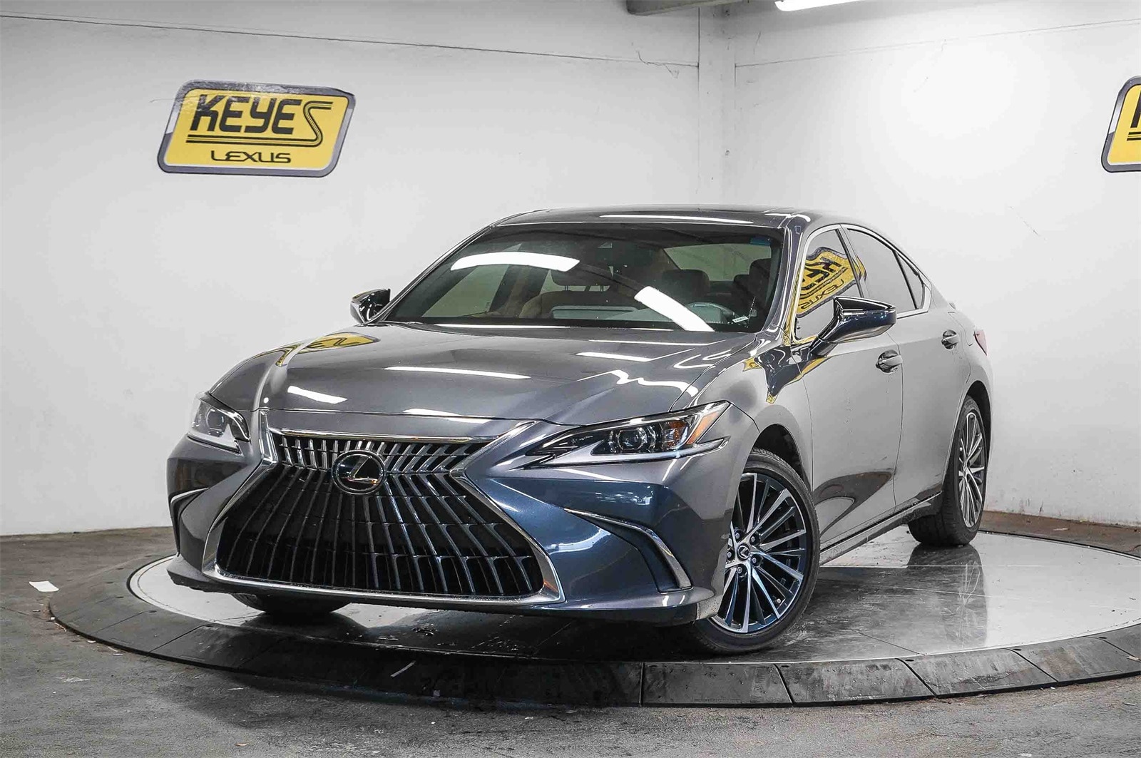 2025 Lexus ES Hybrid 300h's photo