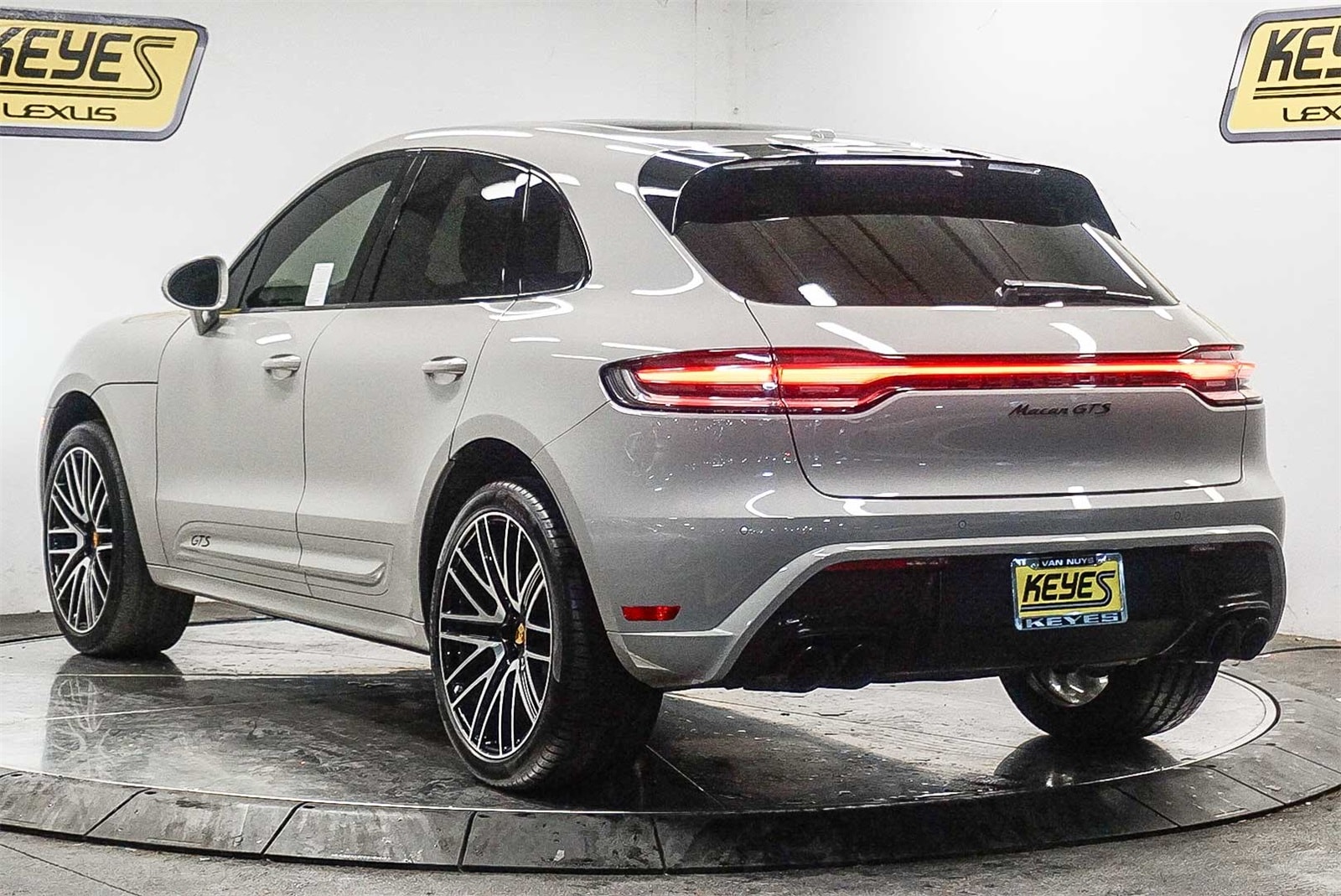 Thumbnail: 2023 Porsche Macan - 2