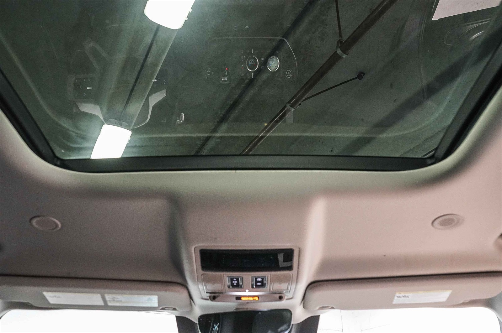 Thumbnail: 2023 Land Rover Defender - 15