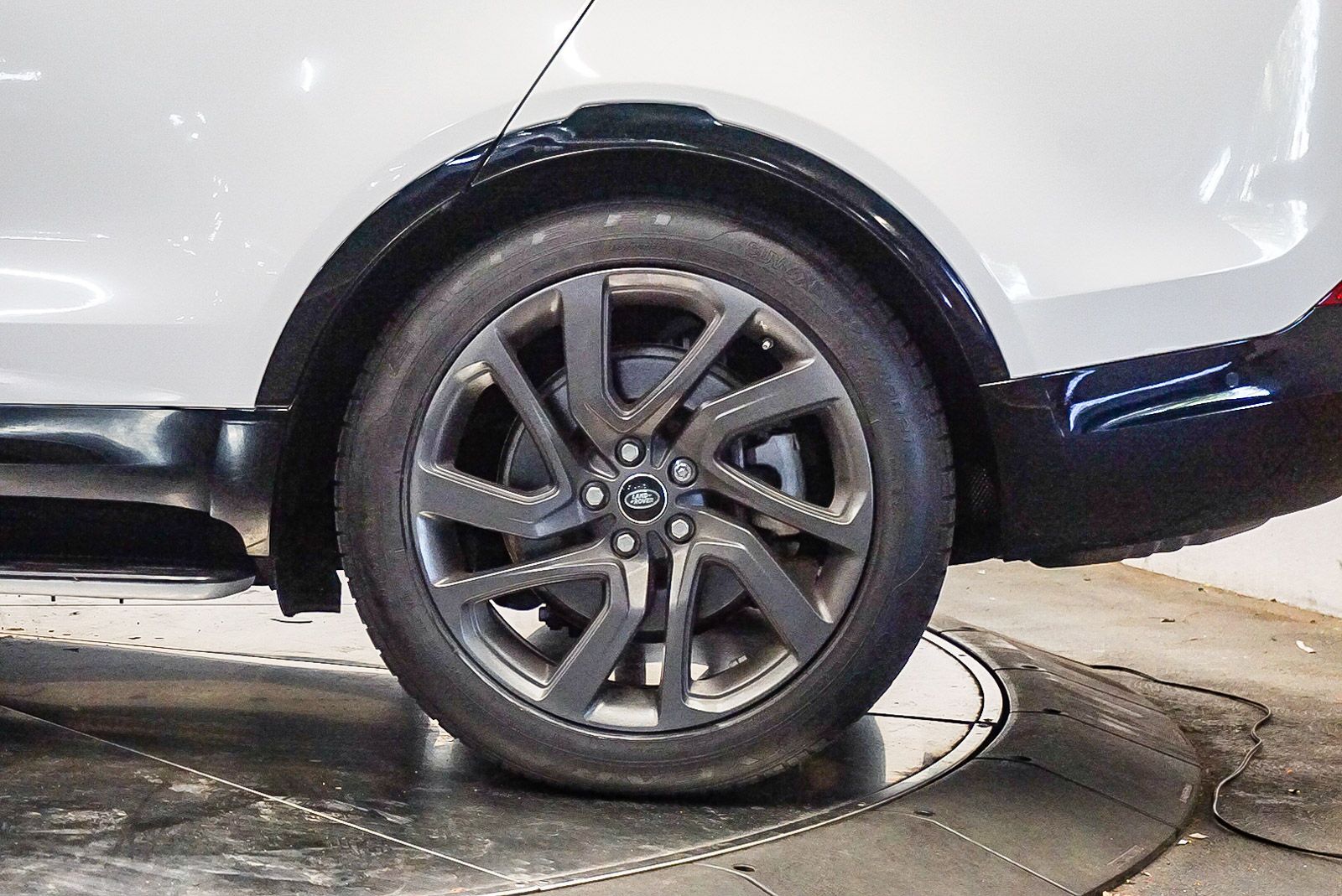 Thumbnail: 2019 Land Rover Discovery - 10