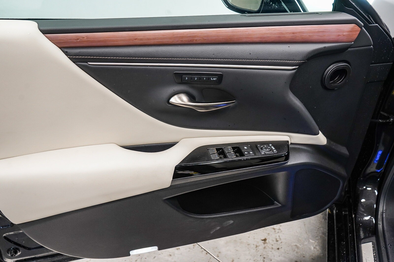 Thumbnail: 2025 Lexus ES - 22