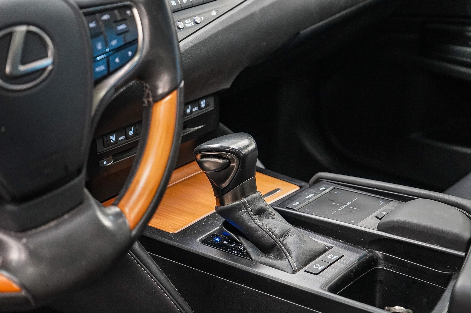 Thumbnail: 2020 Lexus ES - 24