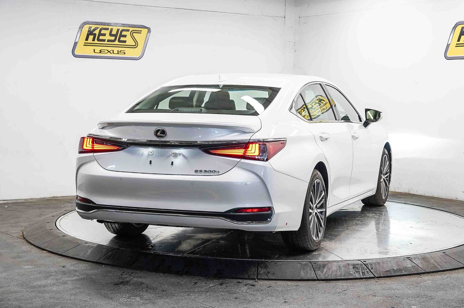 Thumbnail: 2025 Lexus ES - 4
