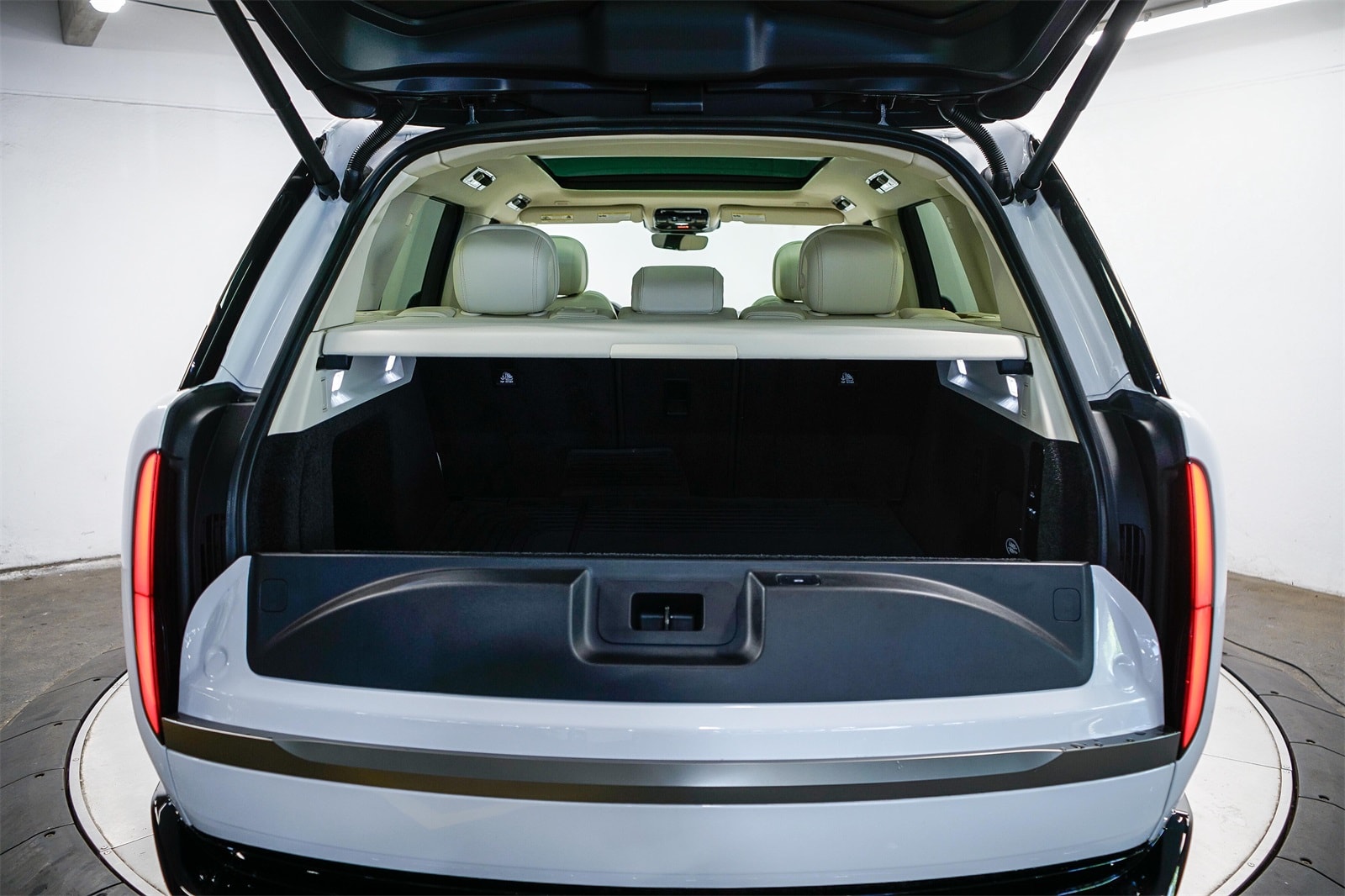 Thumbnail: 2024 Land Rover Range Rover - 26