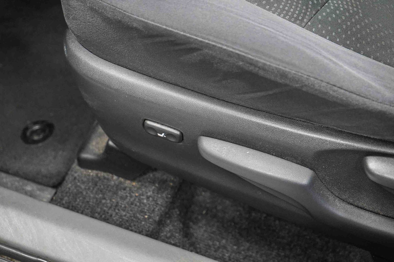 Thumbnail: 2012 Toyota Prius v - 21