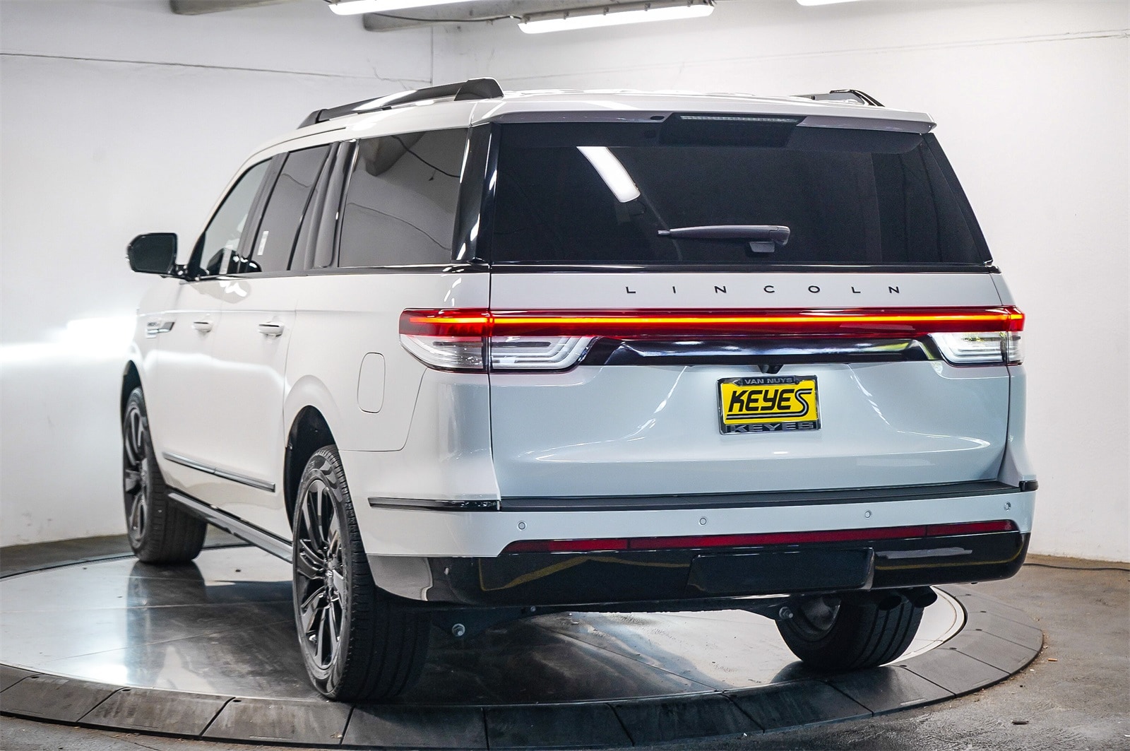 Thumbnail: 2022 Lincoln Navigator L - 2