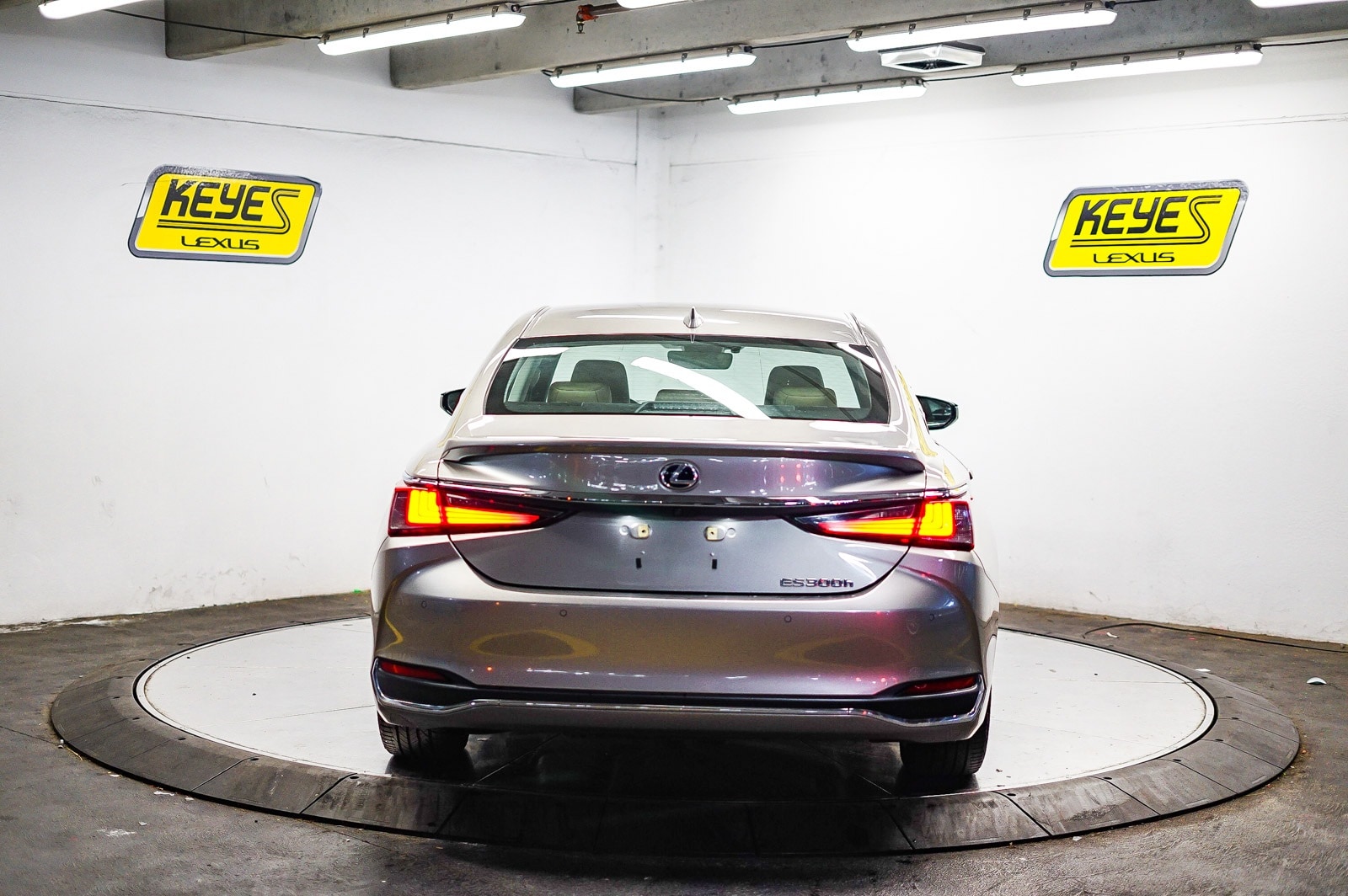 Thumbnail: 2020 Lexus ES - 3