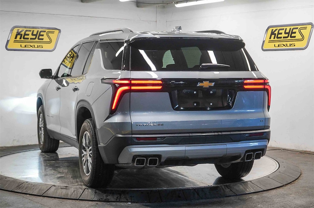 Used 2024 Chevrolet Traverse FWD LT SUV