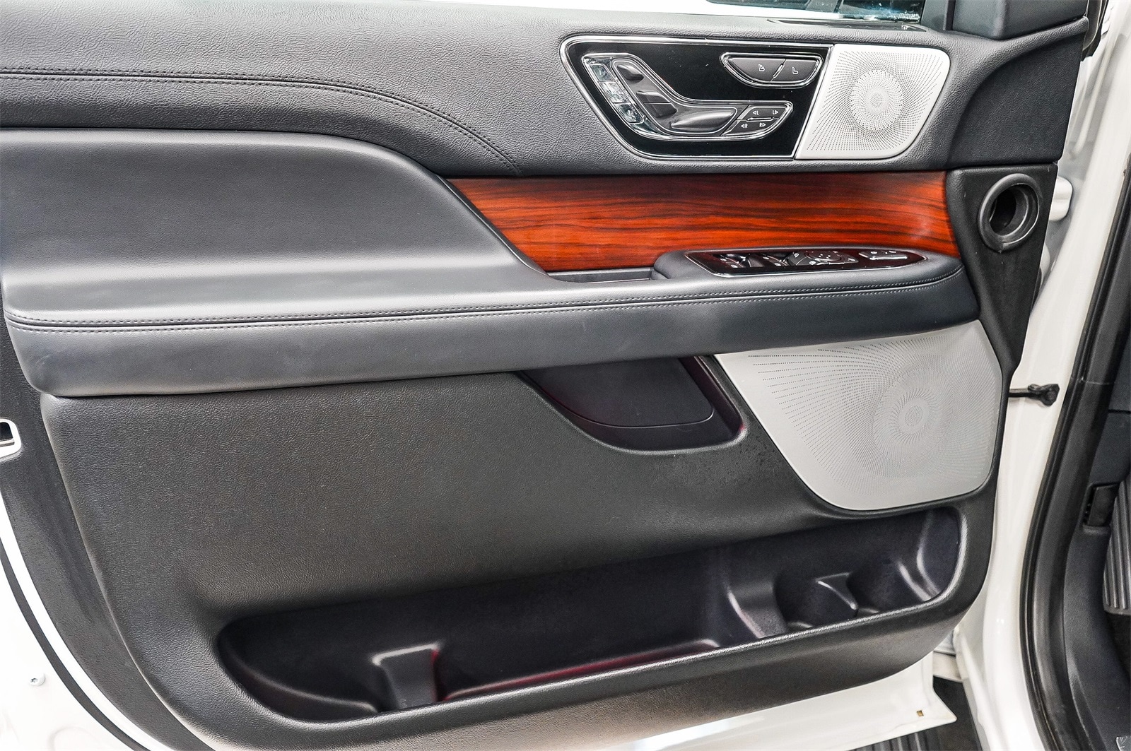 Thumbnail: 2022 Lincoln Navigator L - 23