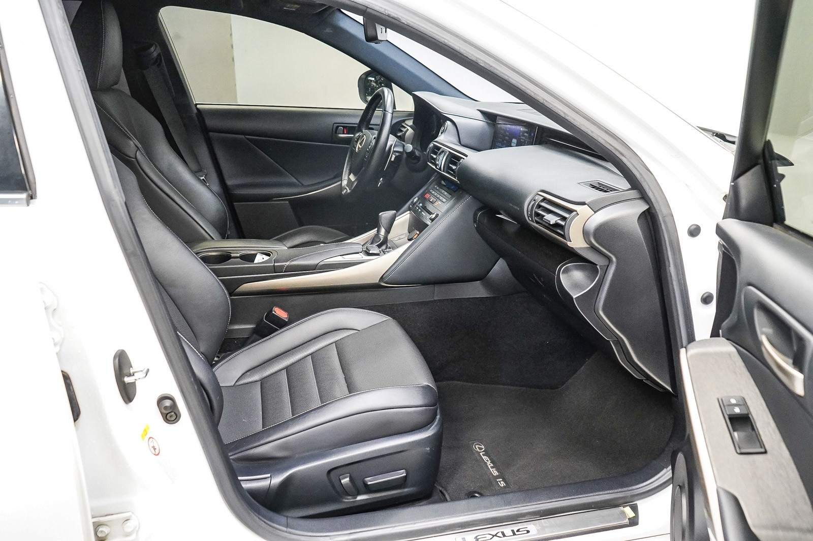 Thumbnail: 2019 Lexus IS - 17