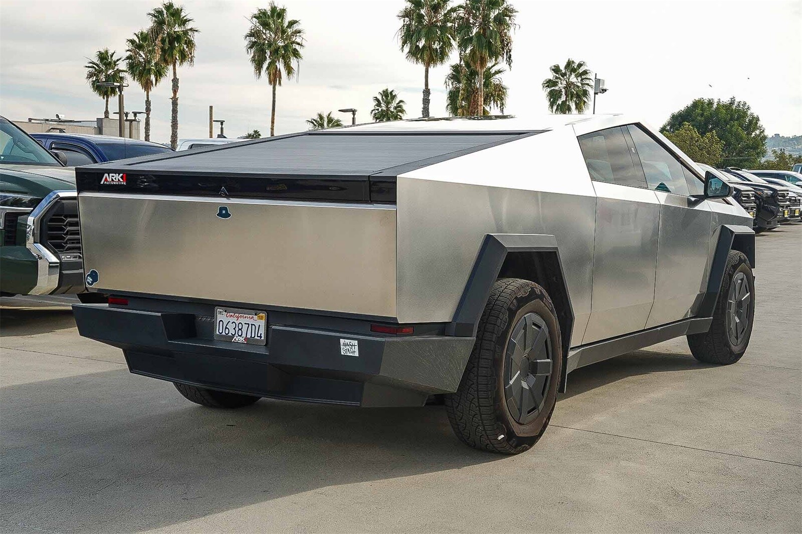 2024 Tesla Cybertruck photo 3