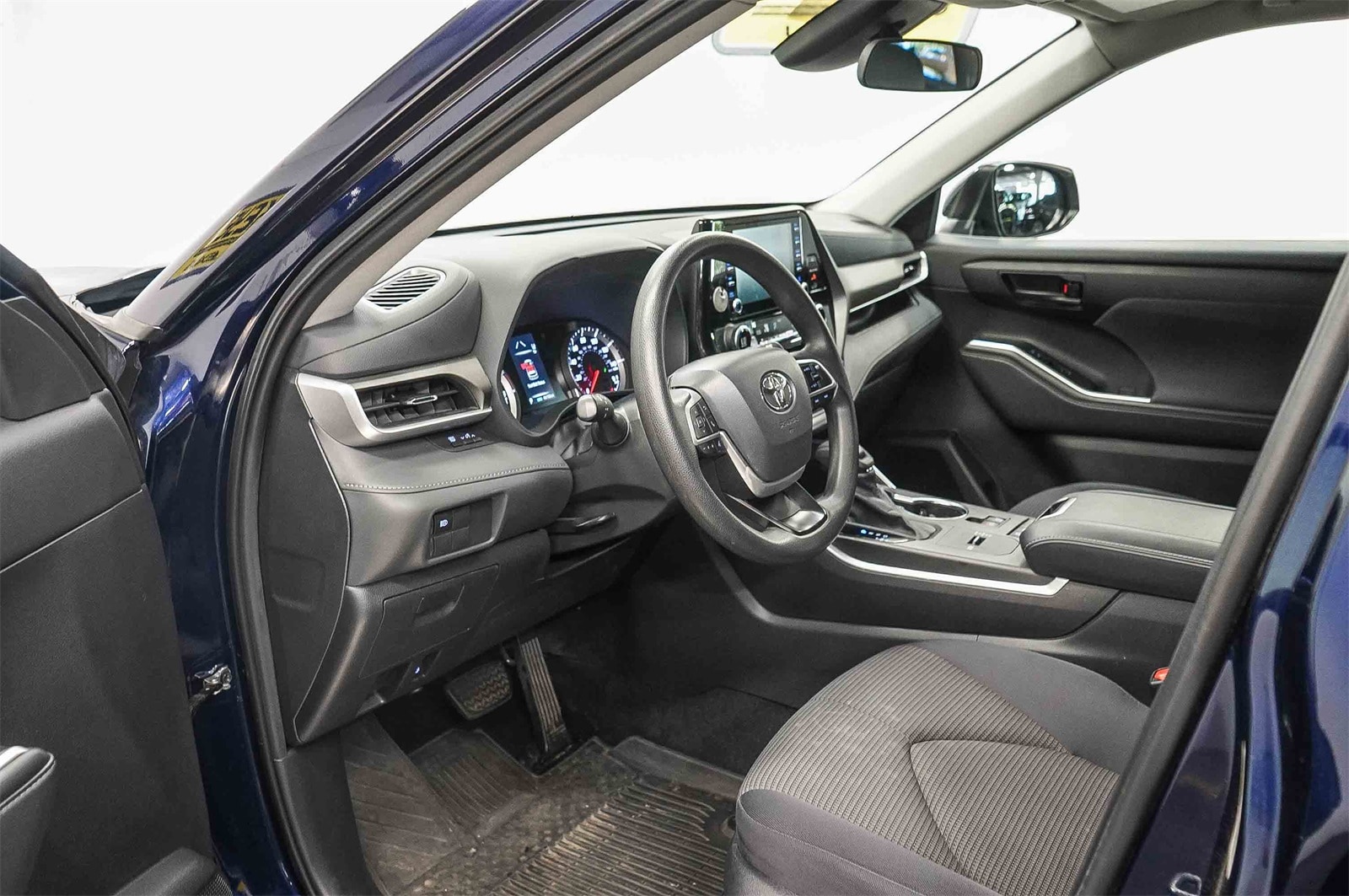 Thumbnail: 2022 Toyota Highlander - 17