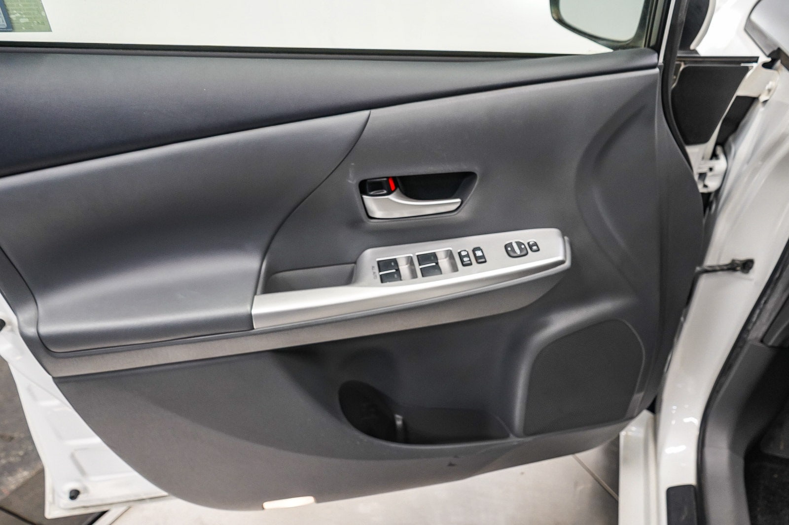 Thumbnail: 2013 Toyota Prius v - 21