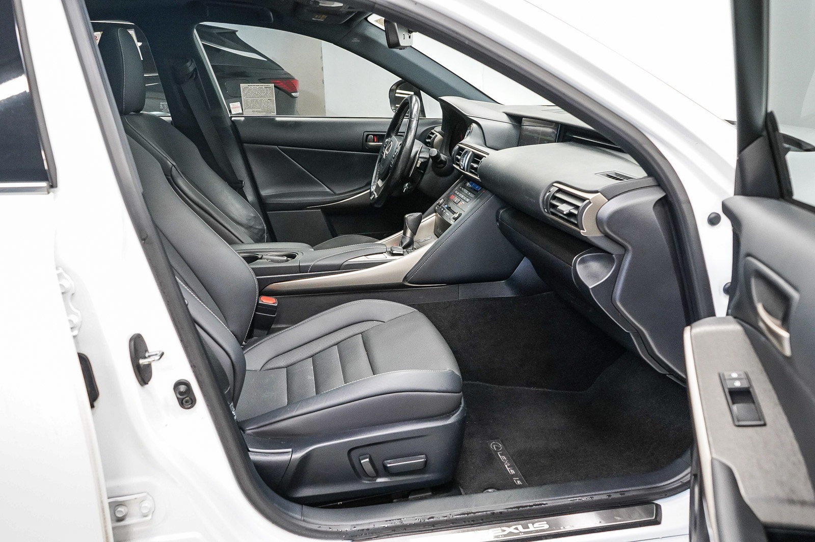 Thumbnail: 2020 Lexus IS - 17