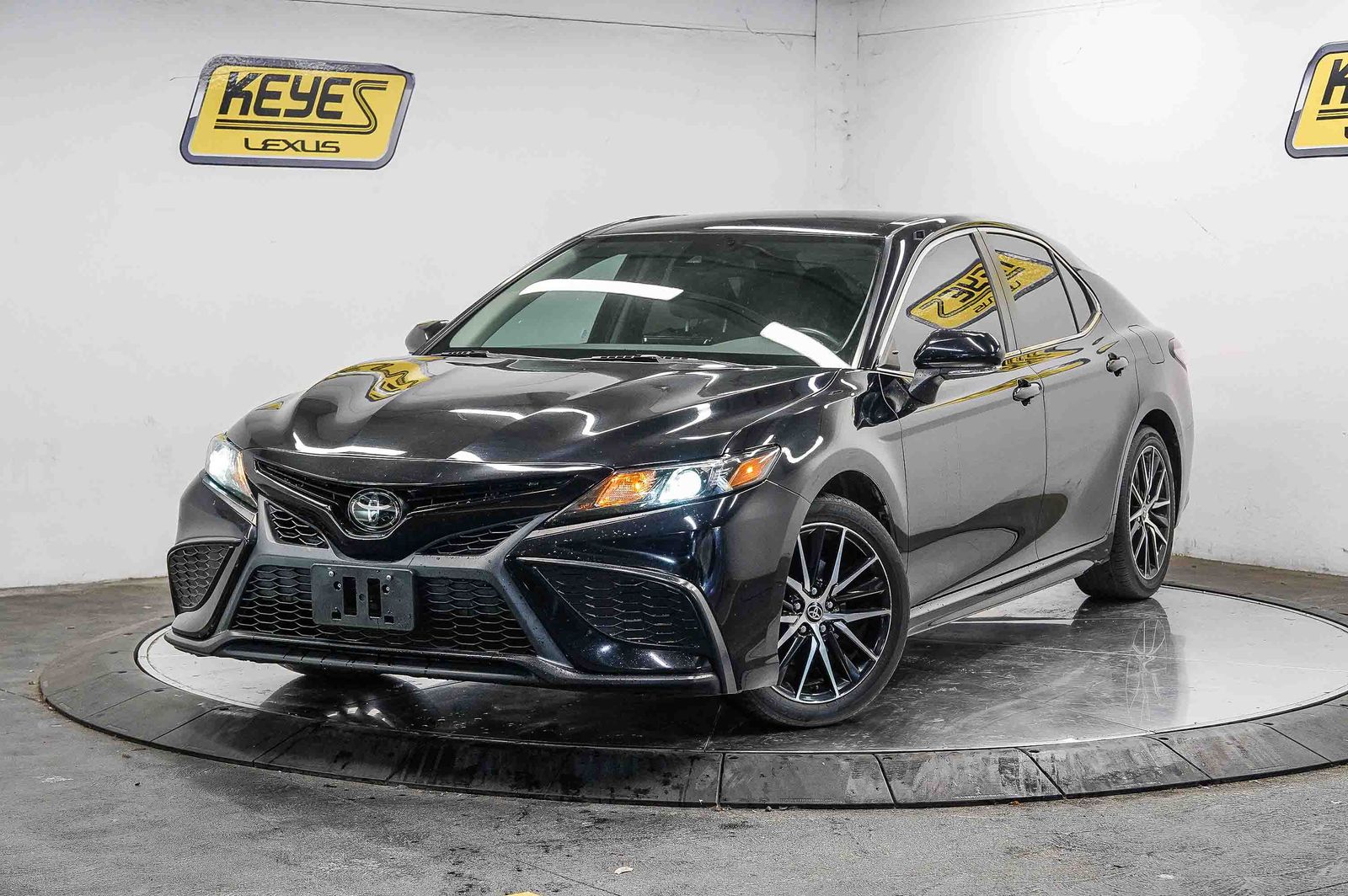 2023 Toyota Camry SE's photo