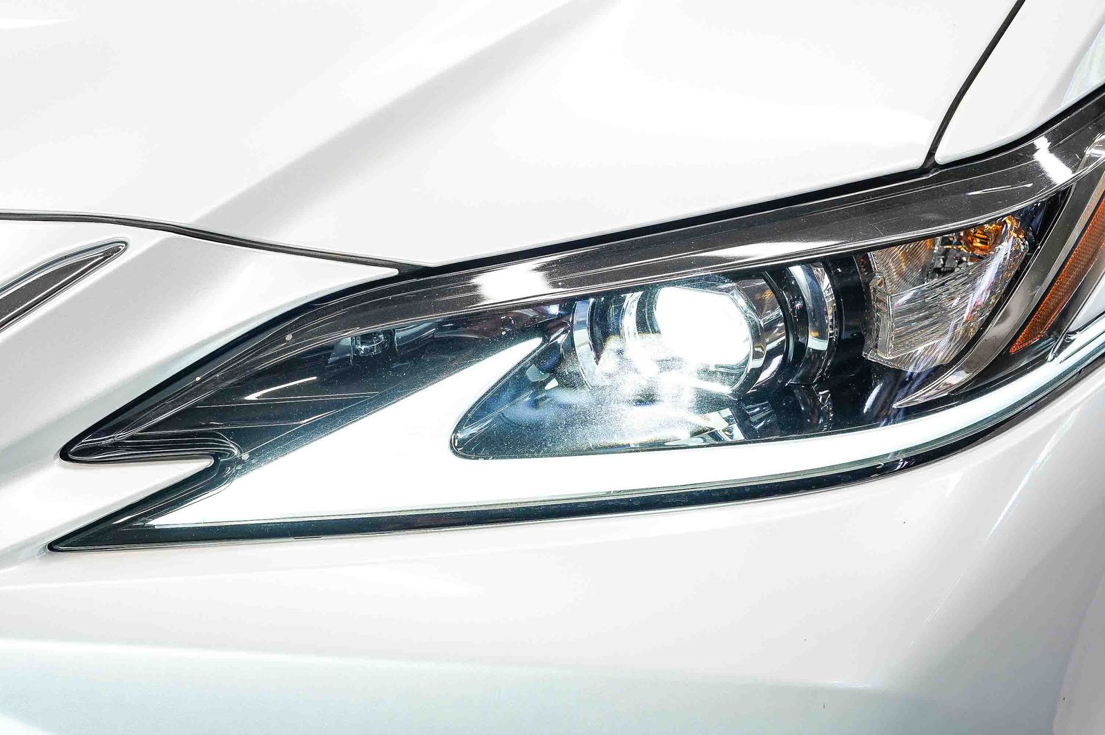 Thumbnail: 2023 Lexus ES - 7