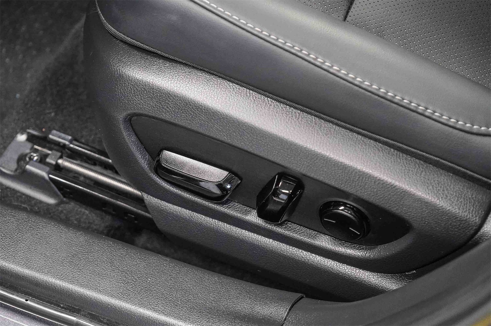 Thumbnail: 2024 Lexus UX - 22