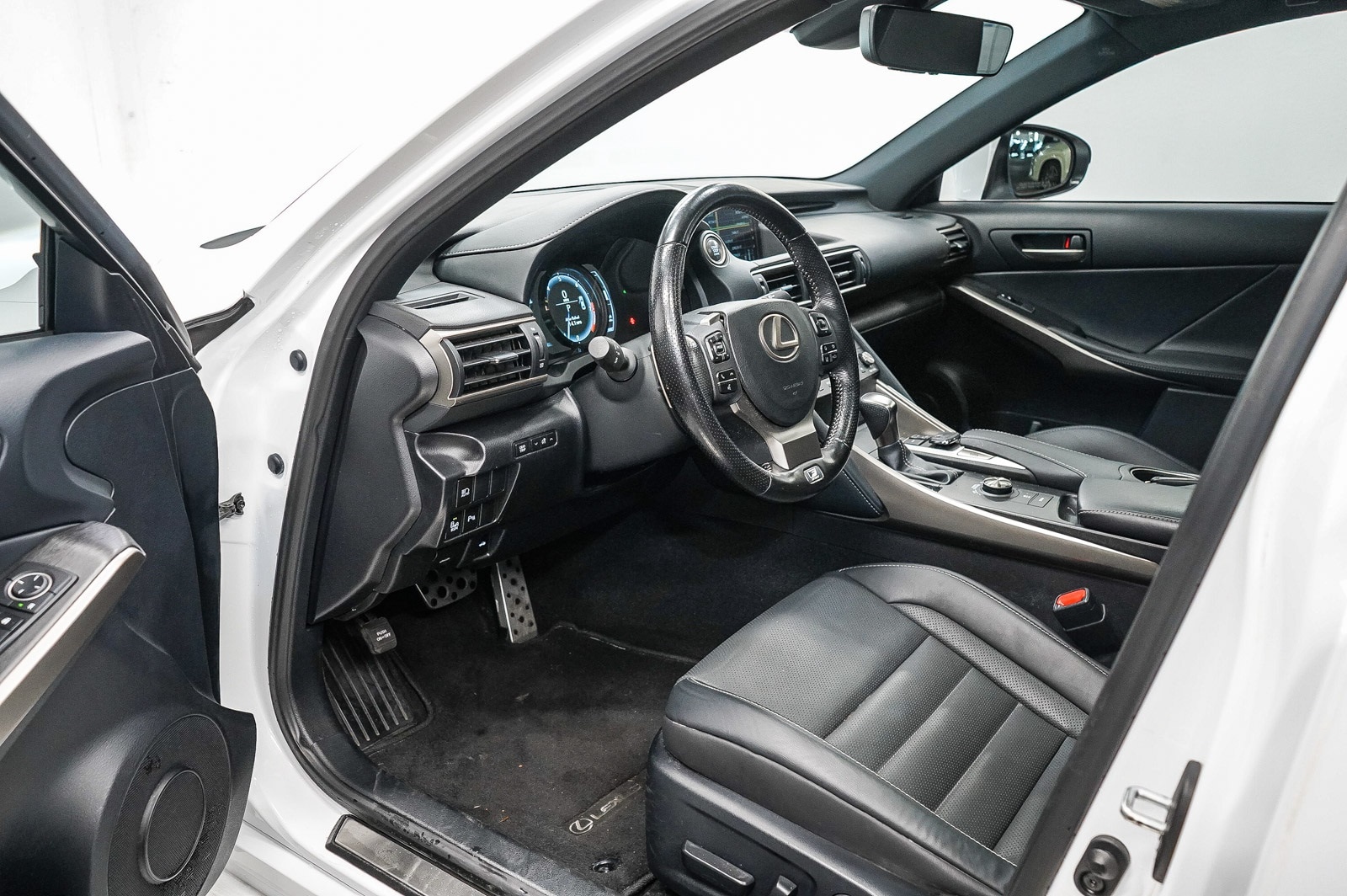 Thumbnail: 2020 Lexus IS - 18