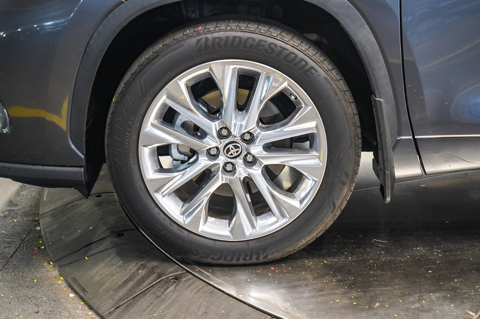Thumbnail: 2023 Toyota Highlander - 9